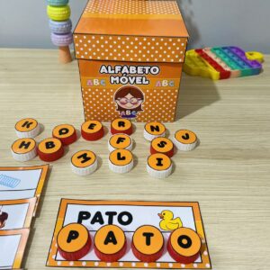 ALFABETO MÓVEL COM TAMPINHAS